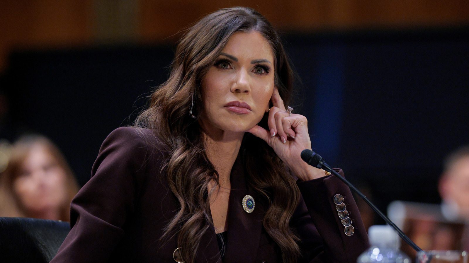 Les photos avant et après suggèrent que le style de Kristi Noem est devenu plus classe depuis qu'elle a rejoint MAGA