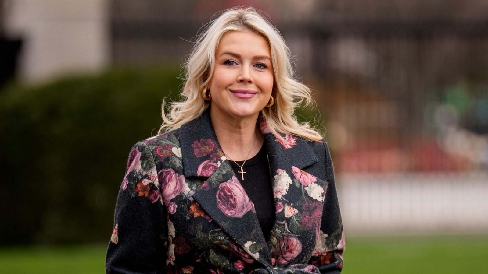 Karoline Leavitt a vieilli dans un manteau à fleurs qui doit retourner dans le placard de grand-mère