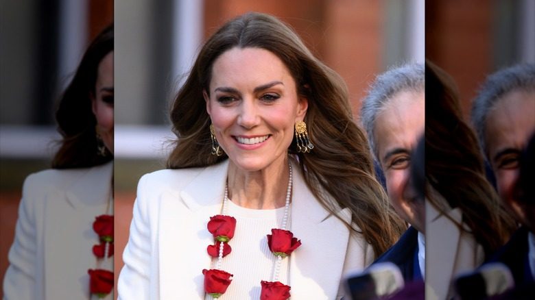 Kate Middleton portant du maquillage naturel et des boucles d'oreilles tendance