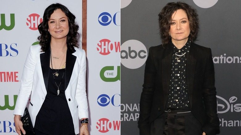 Sara Gilbert porte un blazer blanc et noir