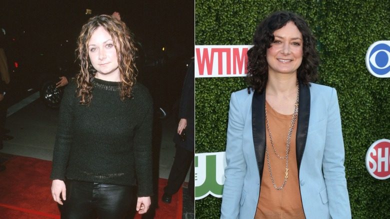Sara Gilbert portant un pull noir et un blazer bleu