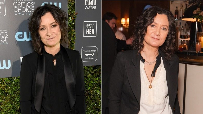 Sara Gilbert porte une veste noire