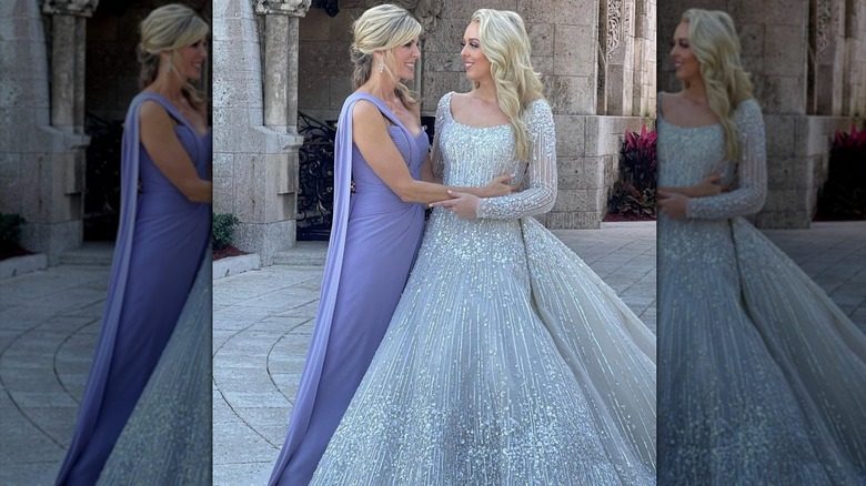 Marla Maples posant avec Tiffany Trump le jour de son mariage