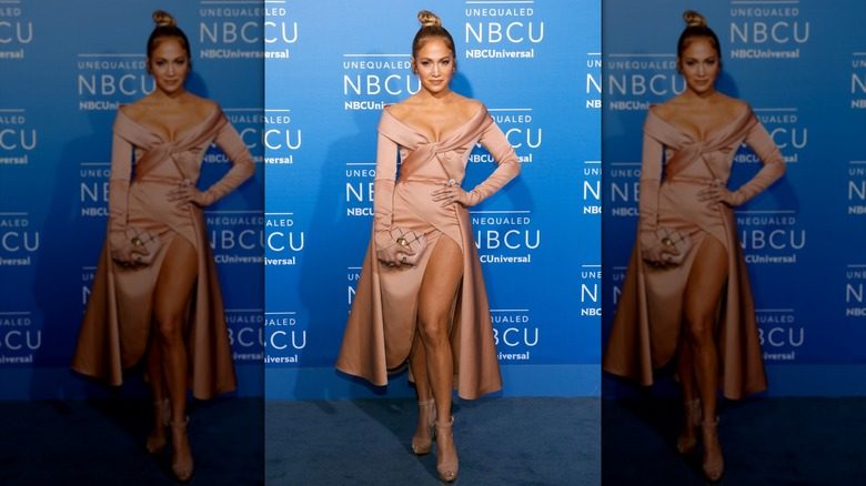 Jennifer Lopez posant dans une robe blush signée Elie Saab en 2017
