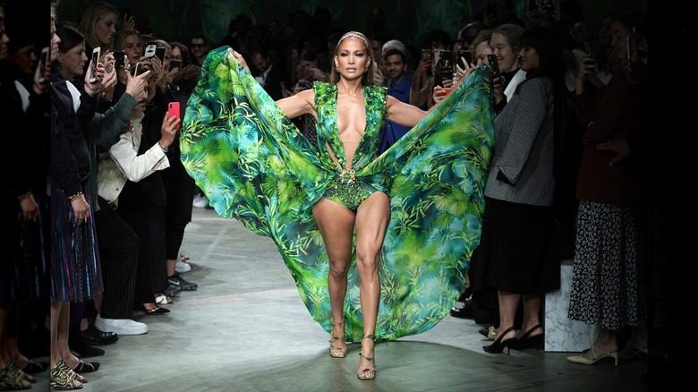 Jennifer Lopez dans sa robe emblématique Versace à la Fashion Week de Milan 2019