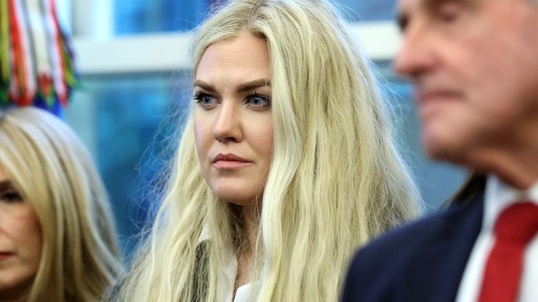 Erika Kirk à la Maison Blanche. Ses extensions blondes sont extrêmement épaisses et longues, et son maquillage est trop fait - elle a des sourcils marron foncé dessinés et un fond de teint épais.