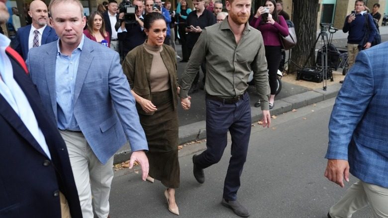 La foule se rassemble autour de Meghan Markle et du prince Harry à Melbourne