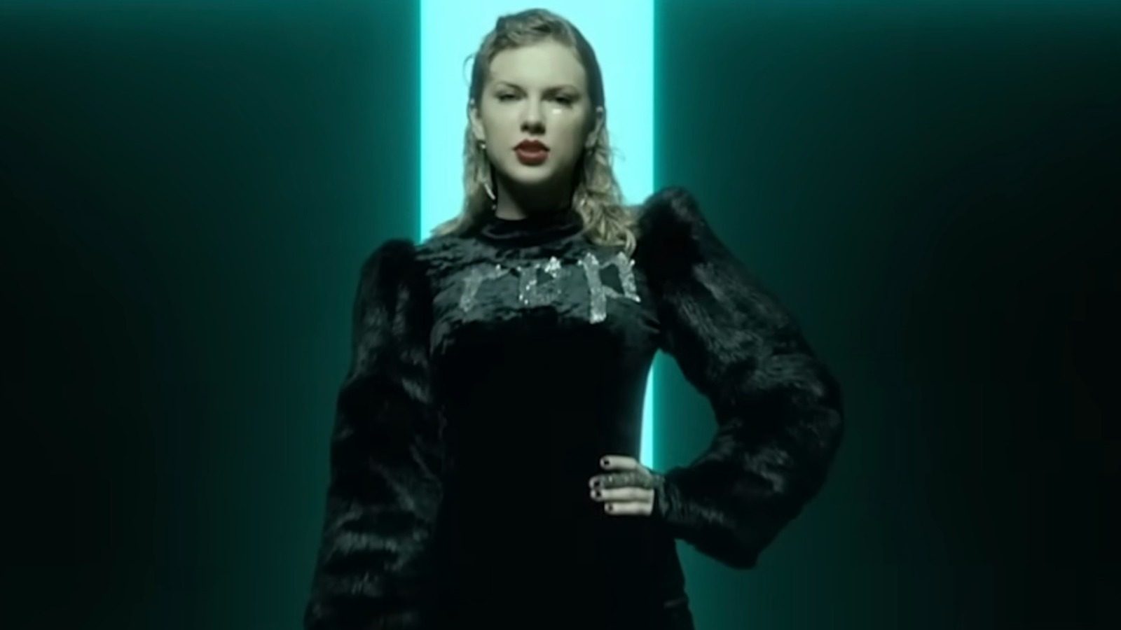 Les pires tenues de vidéoclips de Taylor Swift qui auraient dû rester hors écran