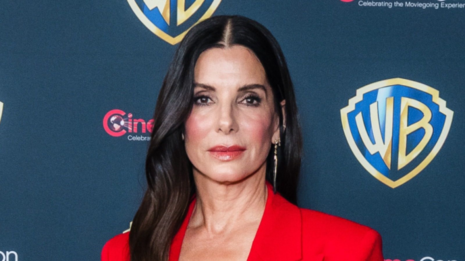 Sandra Bullock réapparaît pour CinemaCon 2026 et Erika Kirk dans les écoles dans le jeu des cheveux longs