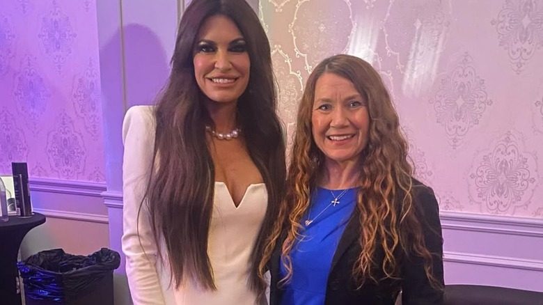 Kimberly Guilfoyle porte une robe blanche et de terribles extensions de cheveux