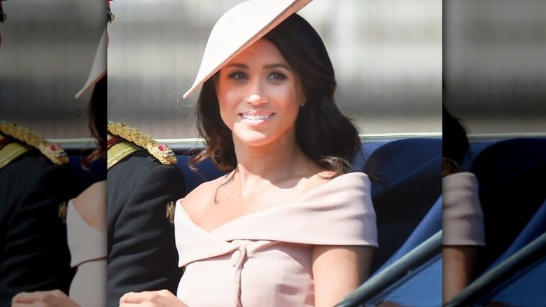 Meghan, la duchesse de Sussex, sourit à la foule lors de la Trooping the Color 2018