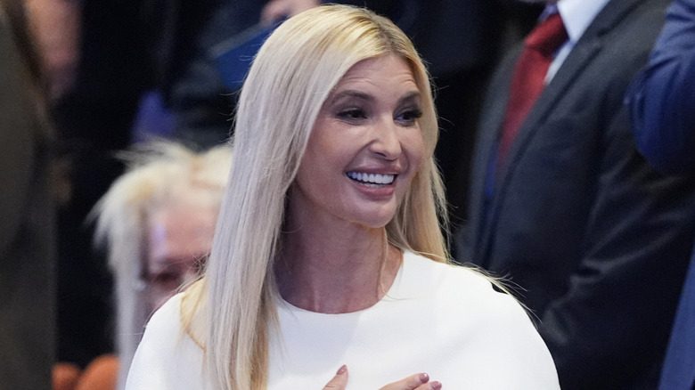 Ivanka Trump, les cheveux blonds détachés, vêtue d'une robe blanche