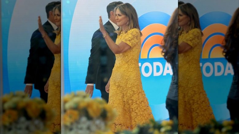 Savannah Guthrie salue ses collègues lors de son retour sur la scène du Today Show en avril 2026