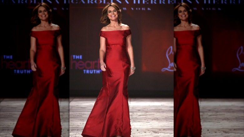 Savannah Guthrie défile sur le podium d'un défilé de mode dans une robe rouge