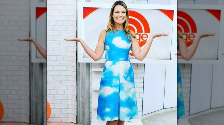 Savannah Guthrie porte une robe bleue avec du blanc partout dans The Today Show