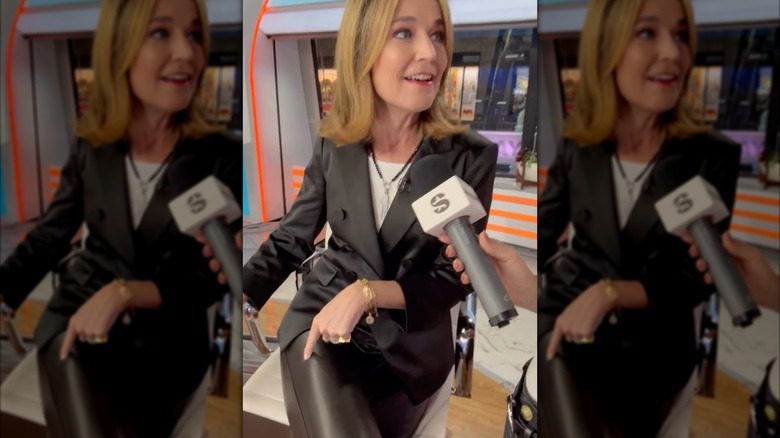 Savannah Guthrie est assise au bureau du Today Show avec un pantalon en cuir.
