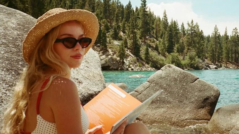 Elle Chapman pose pour une photo au bord d'un lac.