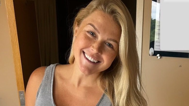 Karoline Leavitt pose après avoir donné naissance à son fils