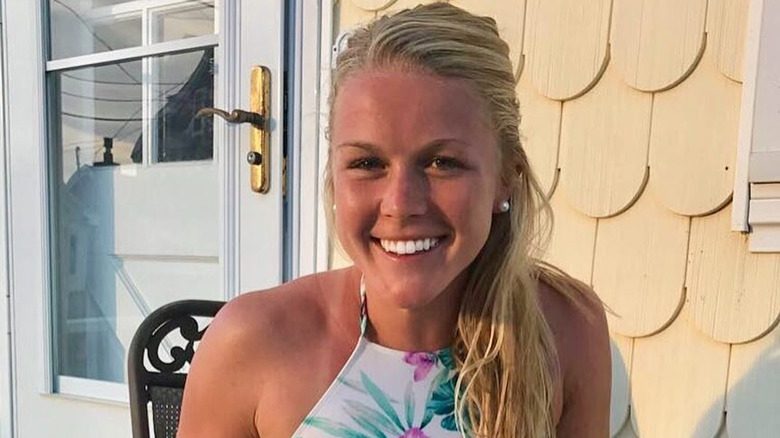 Karoline Leavitt sourit sur une photo en hommage à son chien