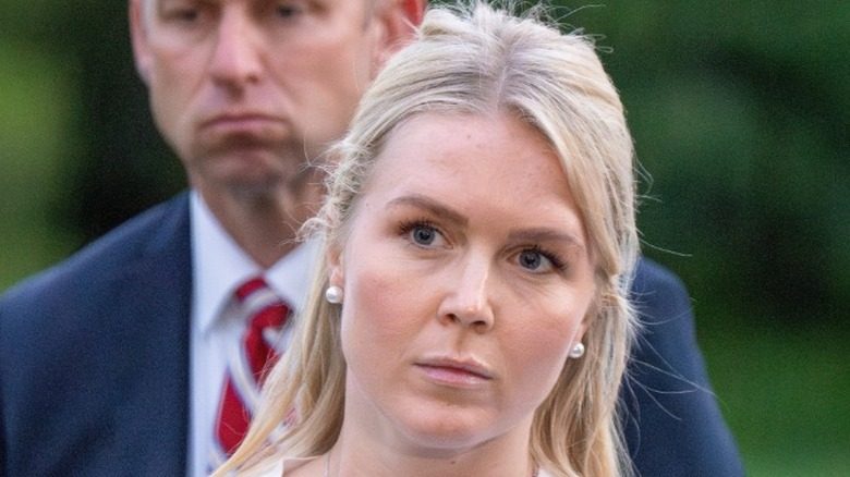 Karoline Leavitt écoute Donald Trump s'adresser à la presse