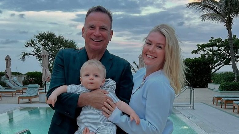 Karoline Leavitt pose avec son mari et son fils