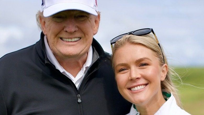Donald Trump et Karoline Leavitt posent sur un terrain de golf en Écosse