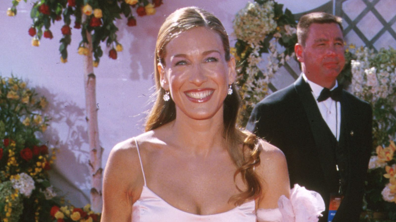 Sarah Jessica Parker a confondu les Emmy Awards 2000 pour un récital de danse dans cette tenue inappropriée