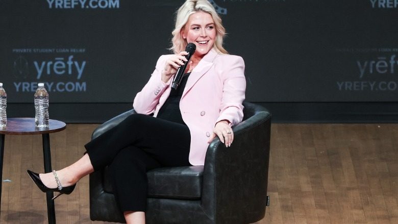 Karoline Leavitt s'adresse à un public lors d'un événement Turning Point USA