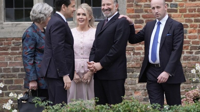 Karoline Leavitt avec d'autres hommes politiques en Angleterre