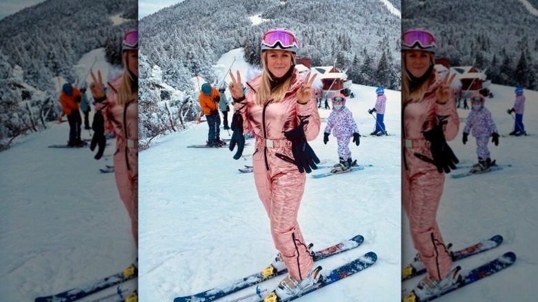 Karoline Leavitt montre des signes de paix sur les pistes de ski