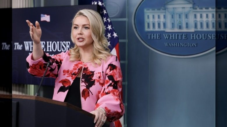 Karoline Leavitt s'adresse à un journaliste lors d'une conférence de presse
