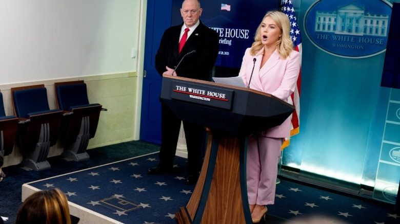 Karoline Leavitt s'adresse à la presse à la Maison Blanche