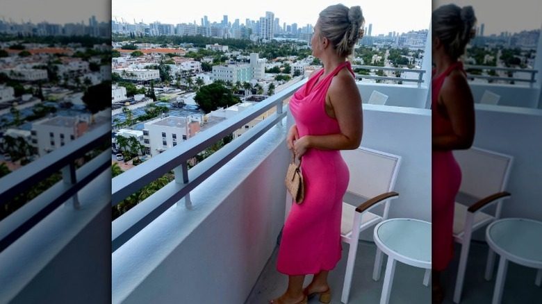 Karoline Leavitt se tient sur un balcon