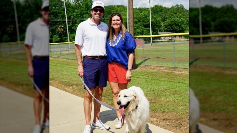 Sarah Huckabee Sanders avec son mari et son chien près d'un parc