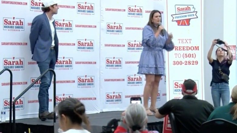 Sarah Huckabee Sanders prend la parole lors d'un événement pendant la campagne du gouverneur de l'Arkansas