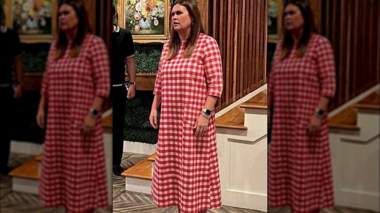 Sarah Huckabee Sanders dans une robe longue à carreaux vichy rouge et blanc