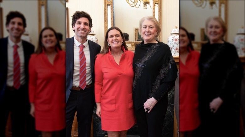 Sarah Huckabee Sanders dans une robe droite rouge avec son mari et sa mère