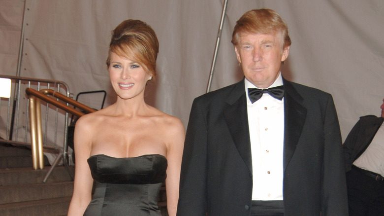 Melania et Donald Trump posent main dans la main en tenue de soirée formelle