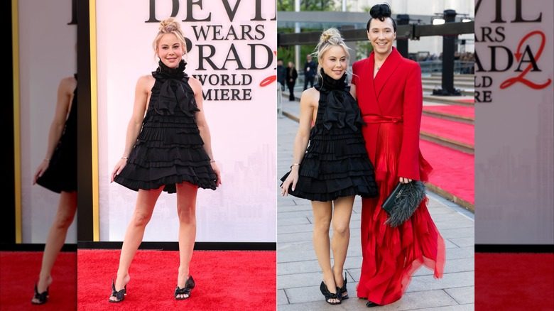 Tara Lipinski et Johnny Weir lors de la première de DWP2. Tara est une femme à la peau claire et aux cheveux blonds relevés en un chignon en désordre. Elle porte une robe babydoll courte noire à volants. Johnny est un homme à la peau pâle et aux cheveux foncés également tirés en chignon. Il porte un manteau de style blazer rouge vif avec un pantalon assorti et une pochette noire à franges.