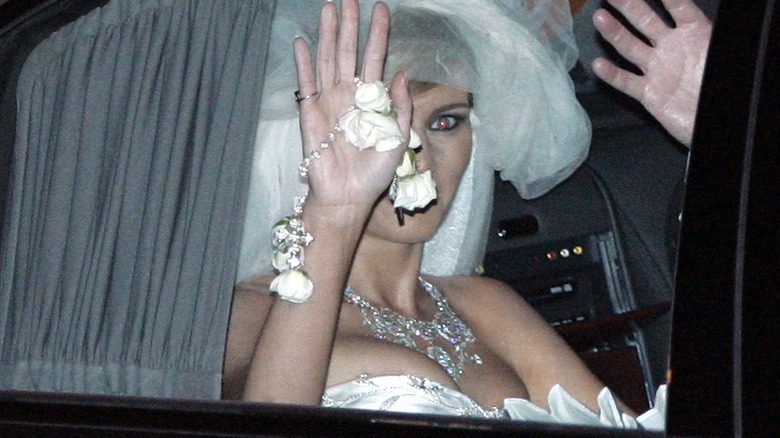 Melania Trump faisant un signe de la main depuis sa voiture le jour de son mariage en 2005