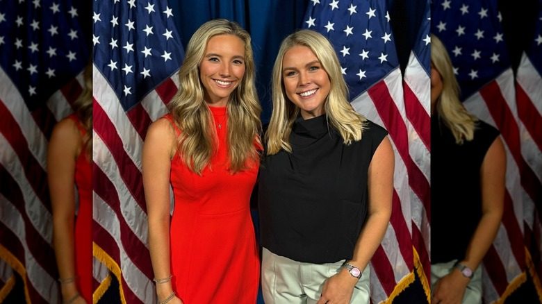 Sonny Joy Nelson et Karoline Leavitt souriant