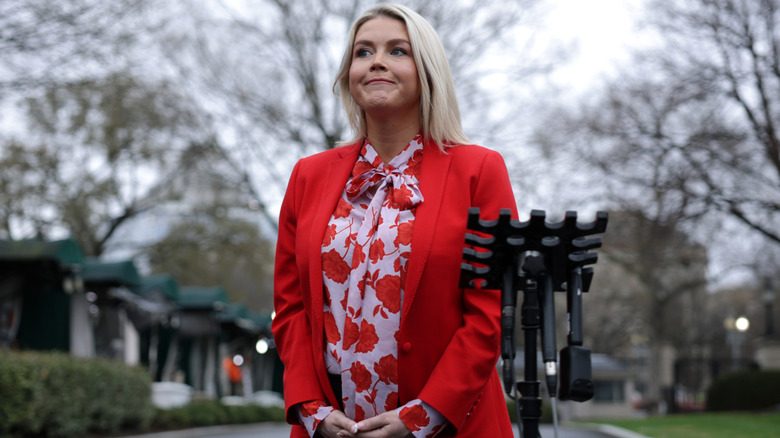Karoline Leavitt dans un blazer rouge