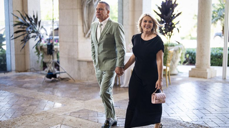 Nicholas Riccio et Karoline Leavitt marchant
