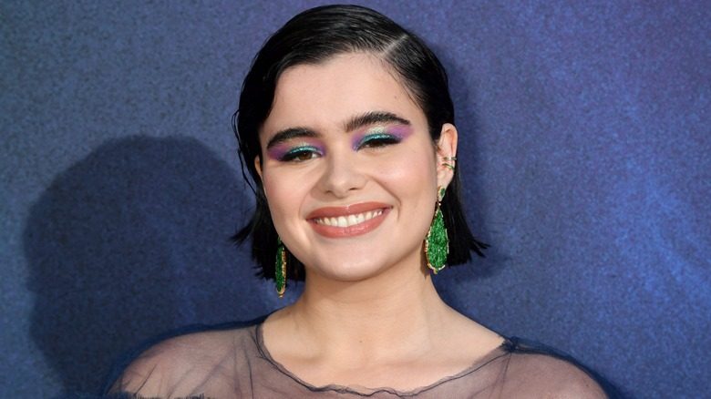 Barbie Ferreira à la première d'Euphoria 2019. C'est une jeune femme à la peau claire et aux cheveux noirs courts. Elle porte un fard à paupières violet et vert chatoyant.