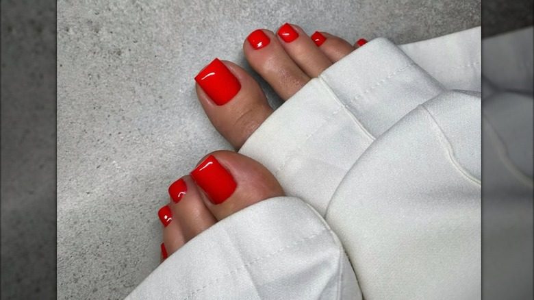 Pédicure avec vernis à ongles rouge vif.