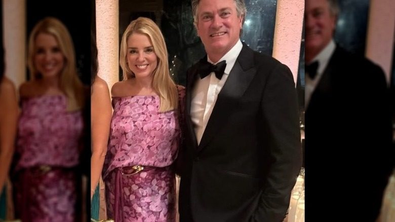 Pam Bondi et John Wakefield posent lors d'une soirée à Mar-a-Lago