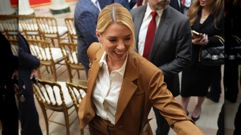 Pam Bondi quitte une conférence de presse à la Maison Blanche