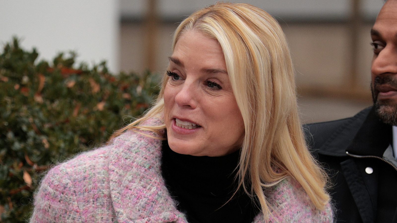 Pam Bondi porte des tenues qui avaient désespérément besoin d'un tailleur pendant son mandat au gouvernement