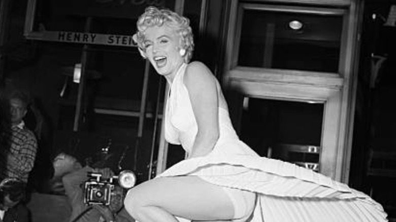 La robe blanche emblématique de Marilyn Monroe gonflée vers le haut pour "La démangeaison de sept ans."