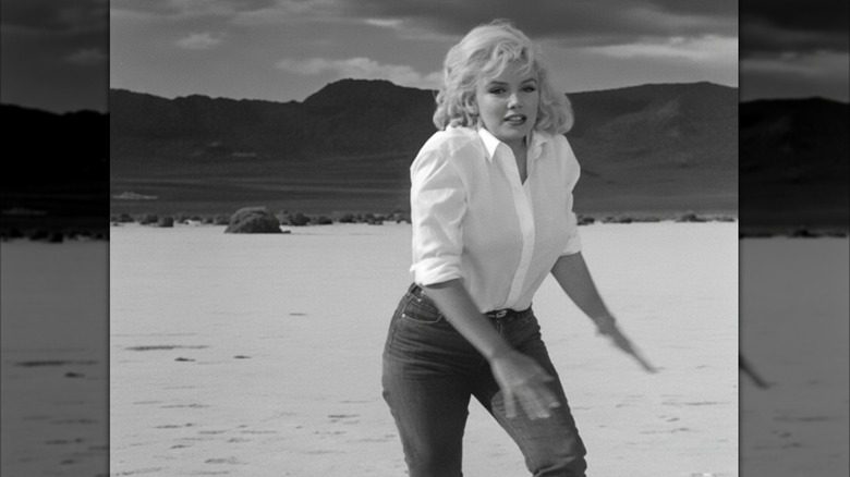 Marilyn Monroe porte un haut blanc et un jean. 